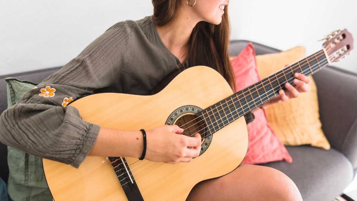 cuanto se tarda en aprender a tocar la guitarra