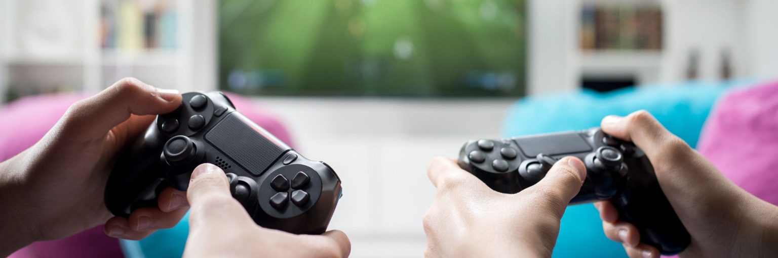 Dos personas jugando con consolas