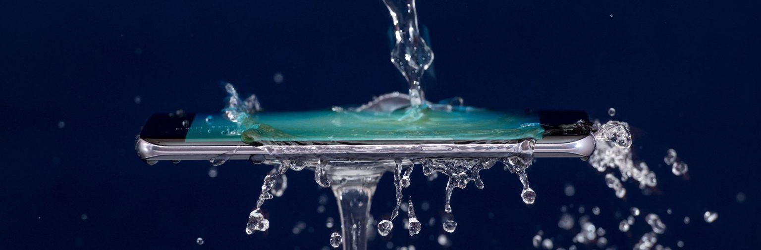Qué hacer si se cae el móvil al agua