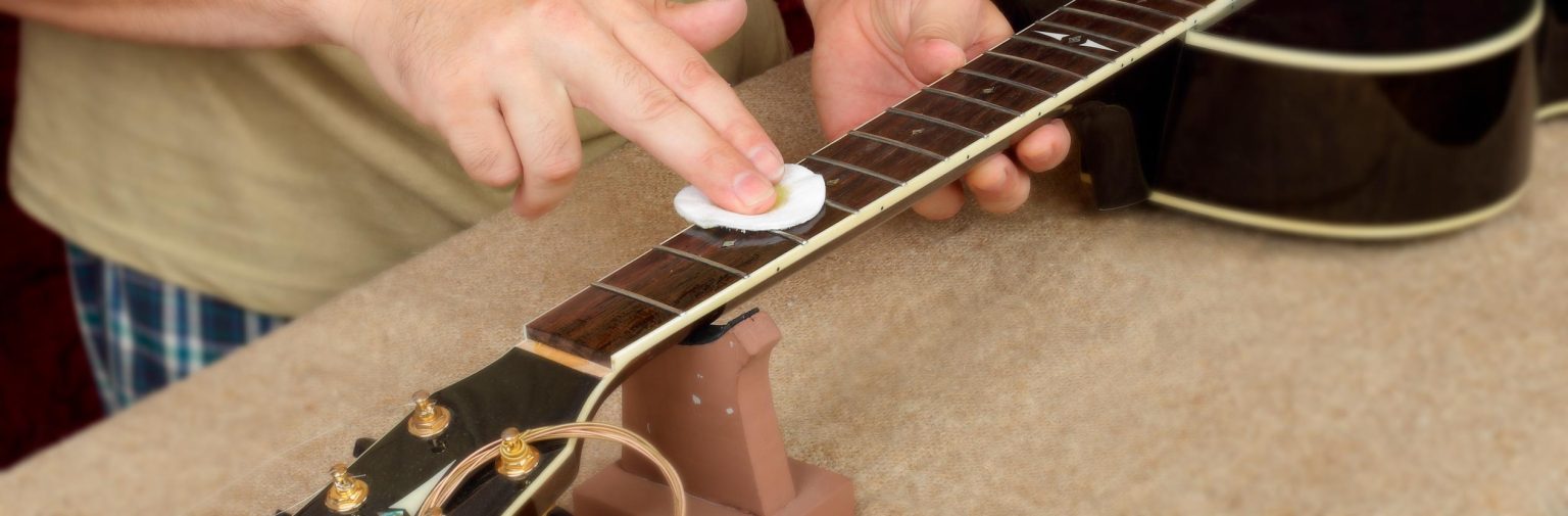 como limpiar guitarra