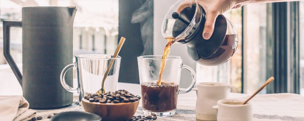 mesa con cafés y tipo de cafetera italiana
