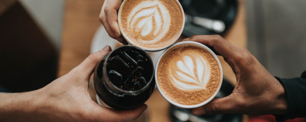 cafés brindando