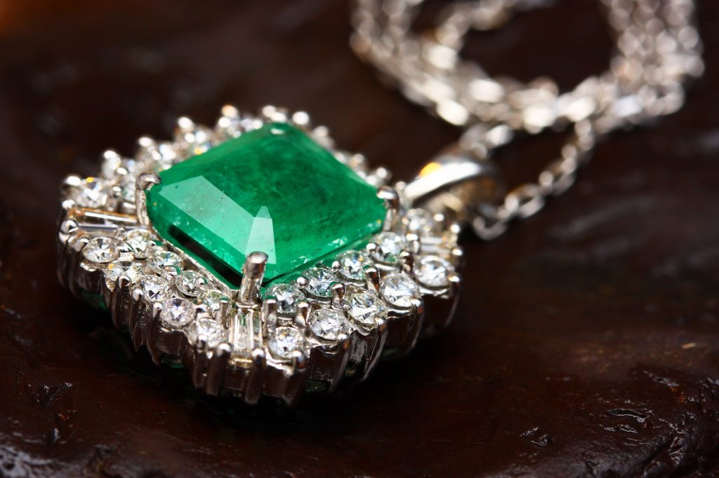esmeralda verde intensa