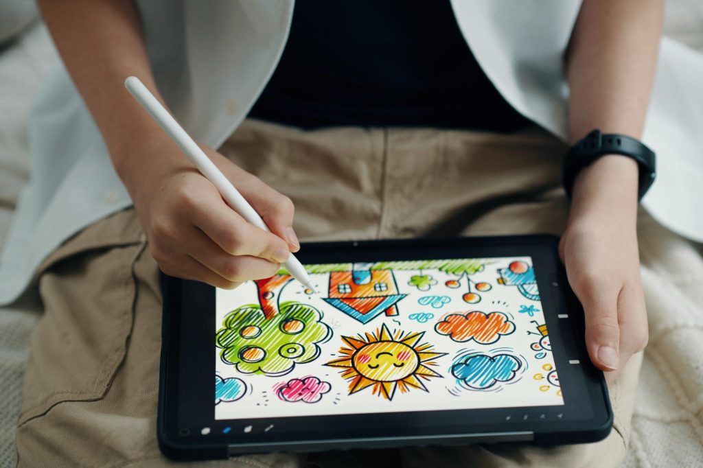 persona dibujando en una tablet