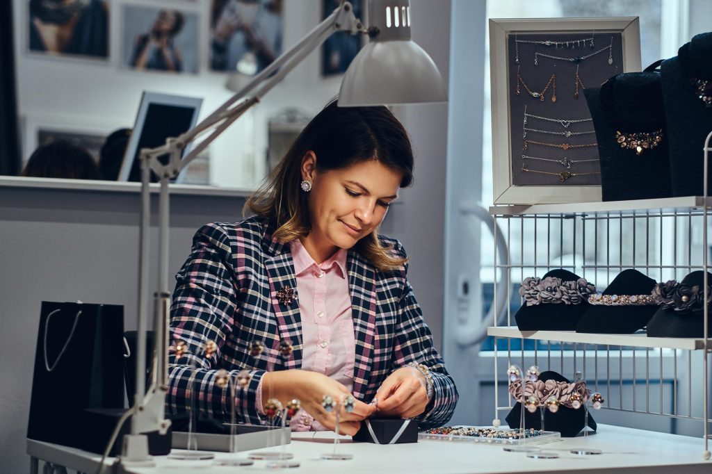 mujer tasando joyas