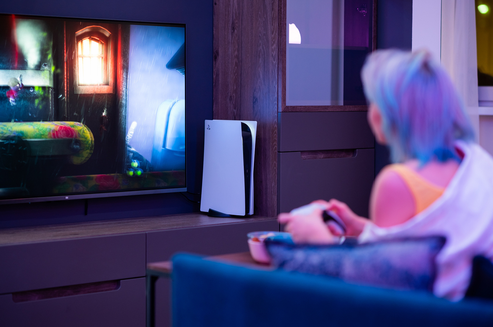 persona jugando con ps5